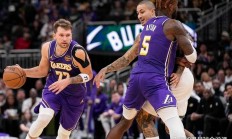 开云足球直播-雄鹿鏖战骑士，东契奇带队取胜