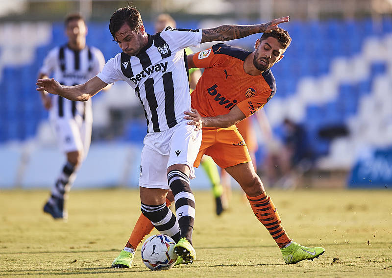 包含莱万特客场取胜，抢分手段高明的词条