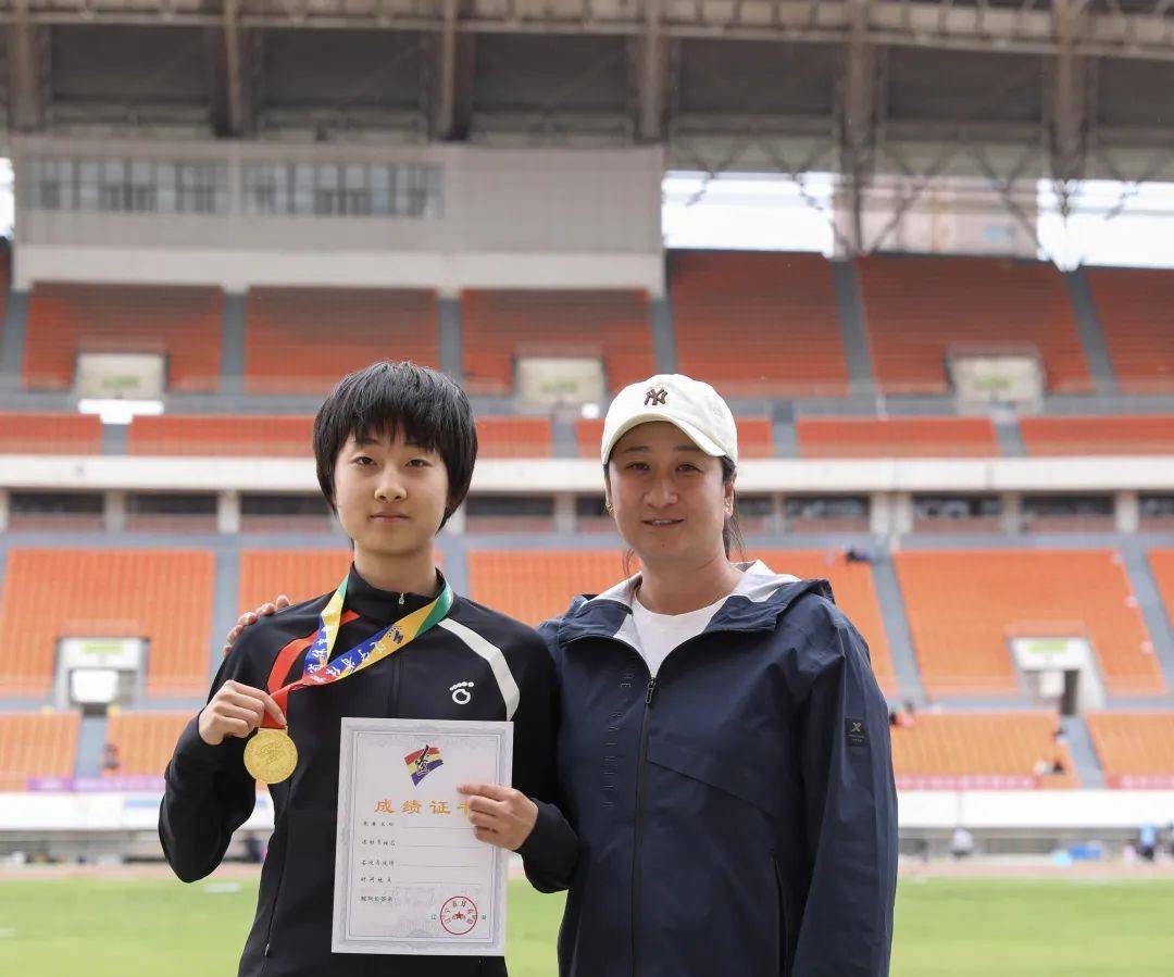 长跑项目选手奋勇拼搏夺得奖牌殊荣的简单介绍