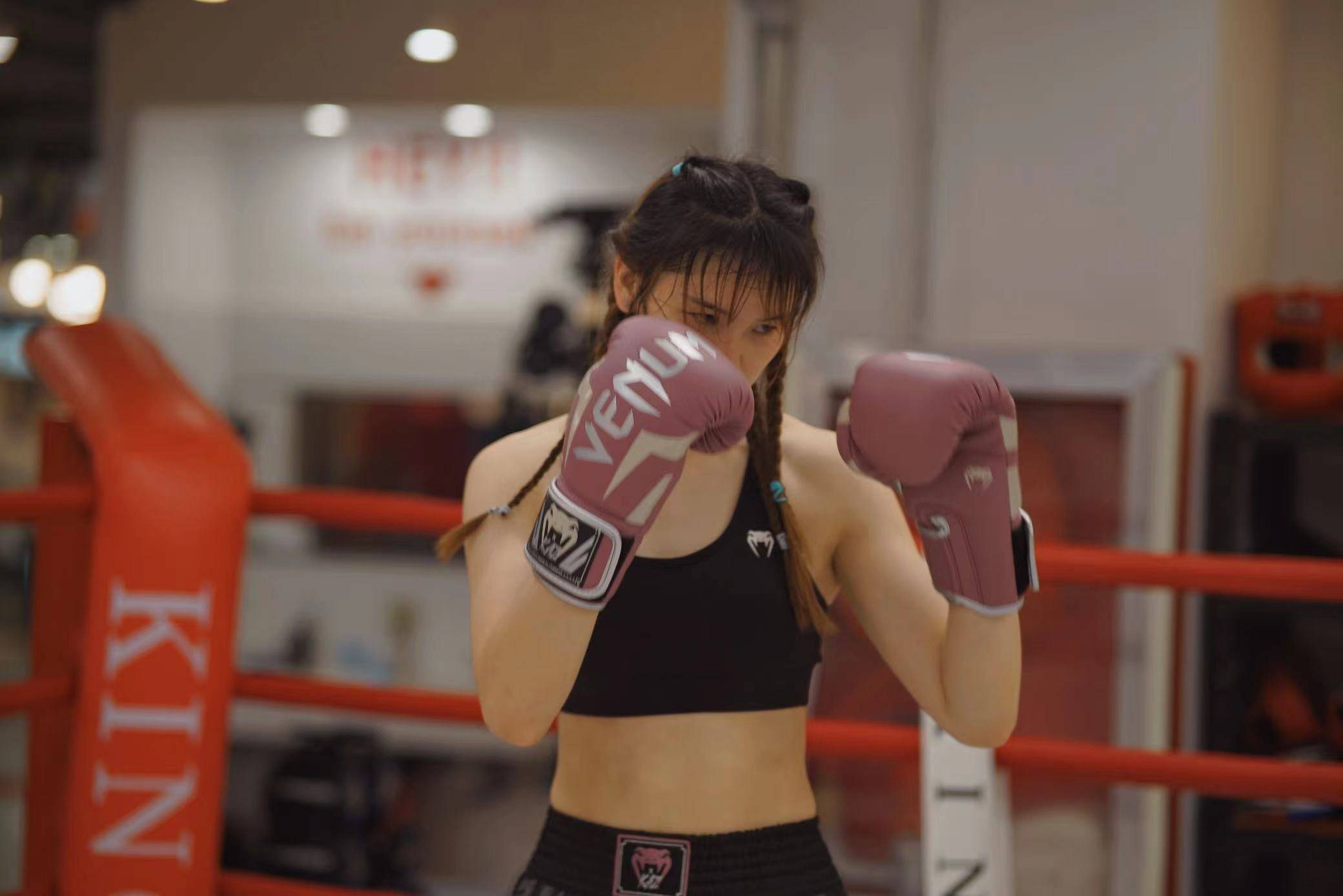 拳击运动员以快打快夺得冠军