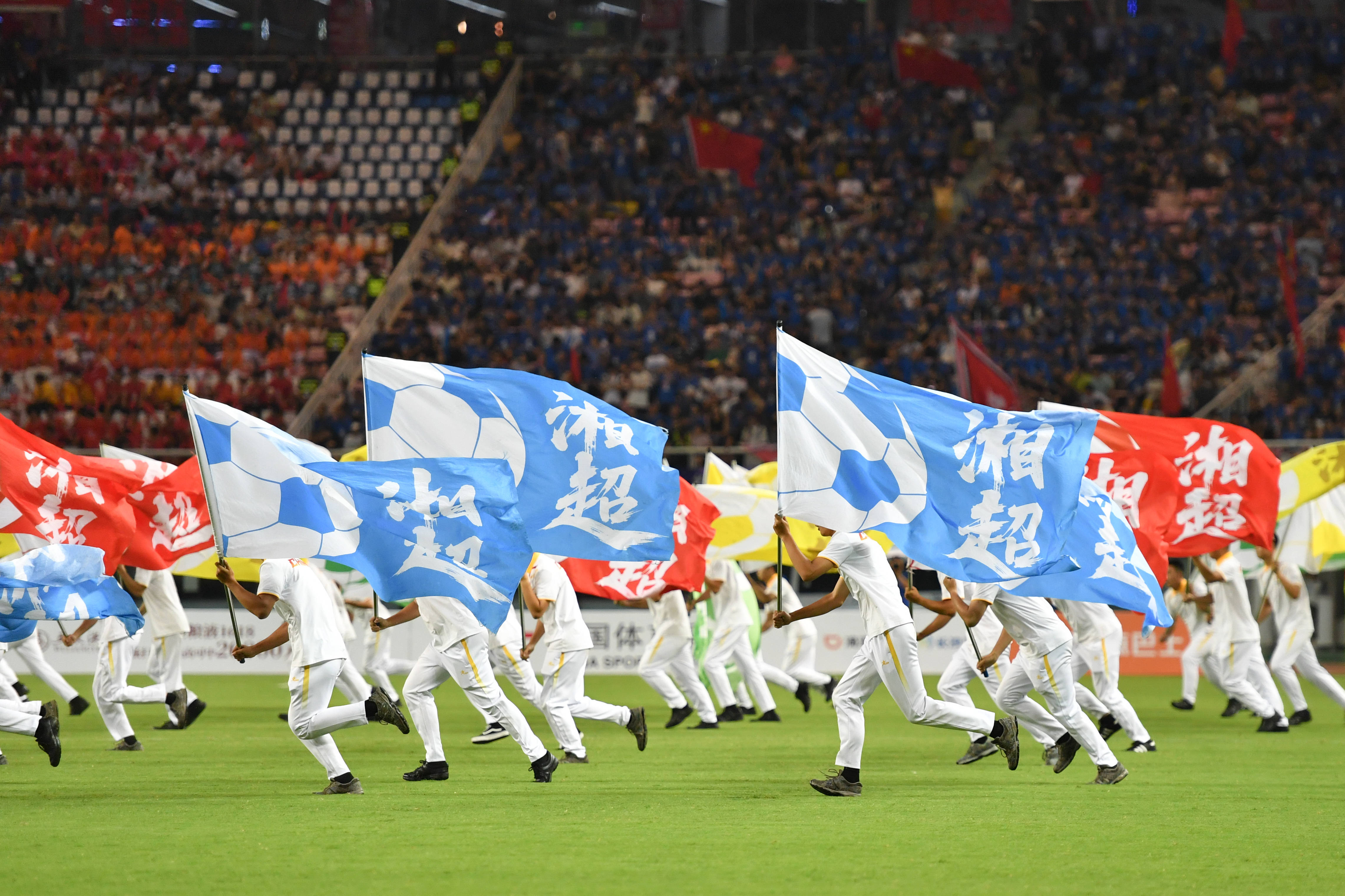 足球盛事中球员飒爽英姿,比赛激烈继续 足球盛事中球员飒爽英姿,比赛激烈继续