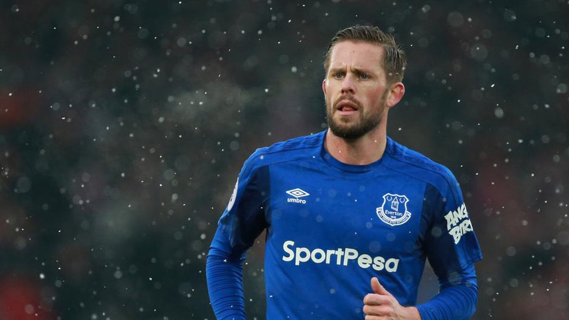 赛道上的心跳，红牛险胜梅赛德斯，塞恩斯状态火热点燃赛季悬念