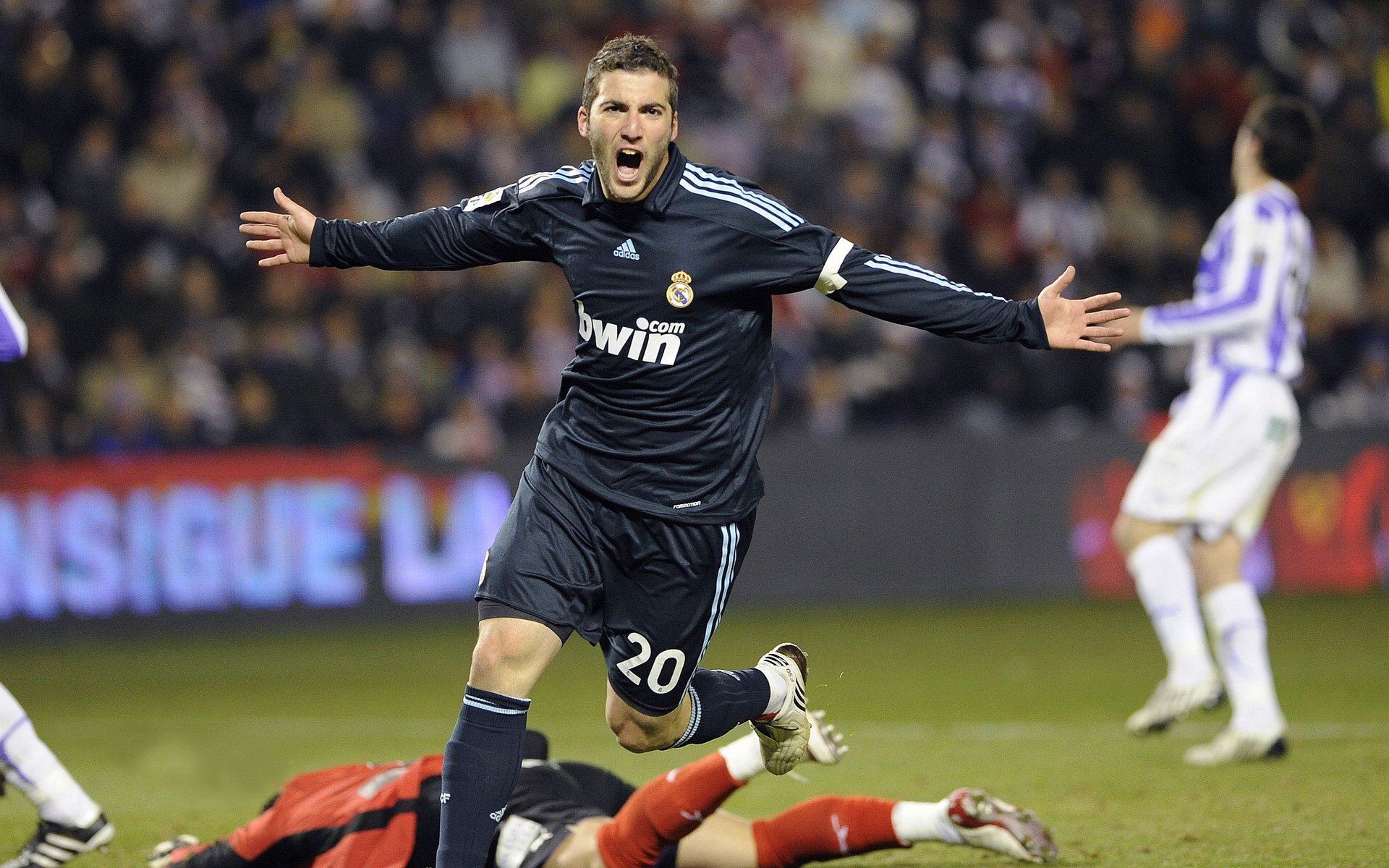 赛道逆转,雷诺绝地反击,维斯塔潘关键一击颠覆法拉利王朝