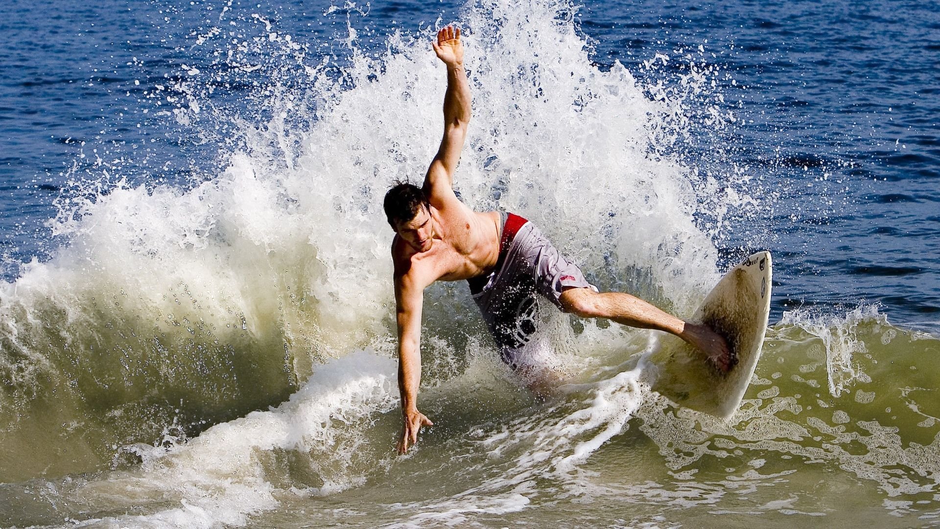 赛道传奇，阿斯顿马丁的崛起与汉密尔顿的不朽纪录